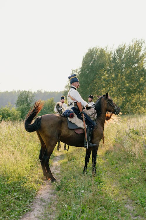 Бесплатное стоковое фото с вертикальный выстрел, верховая езда, военный