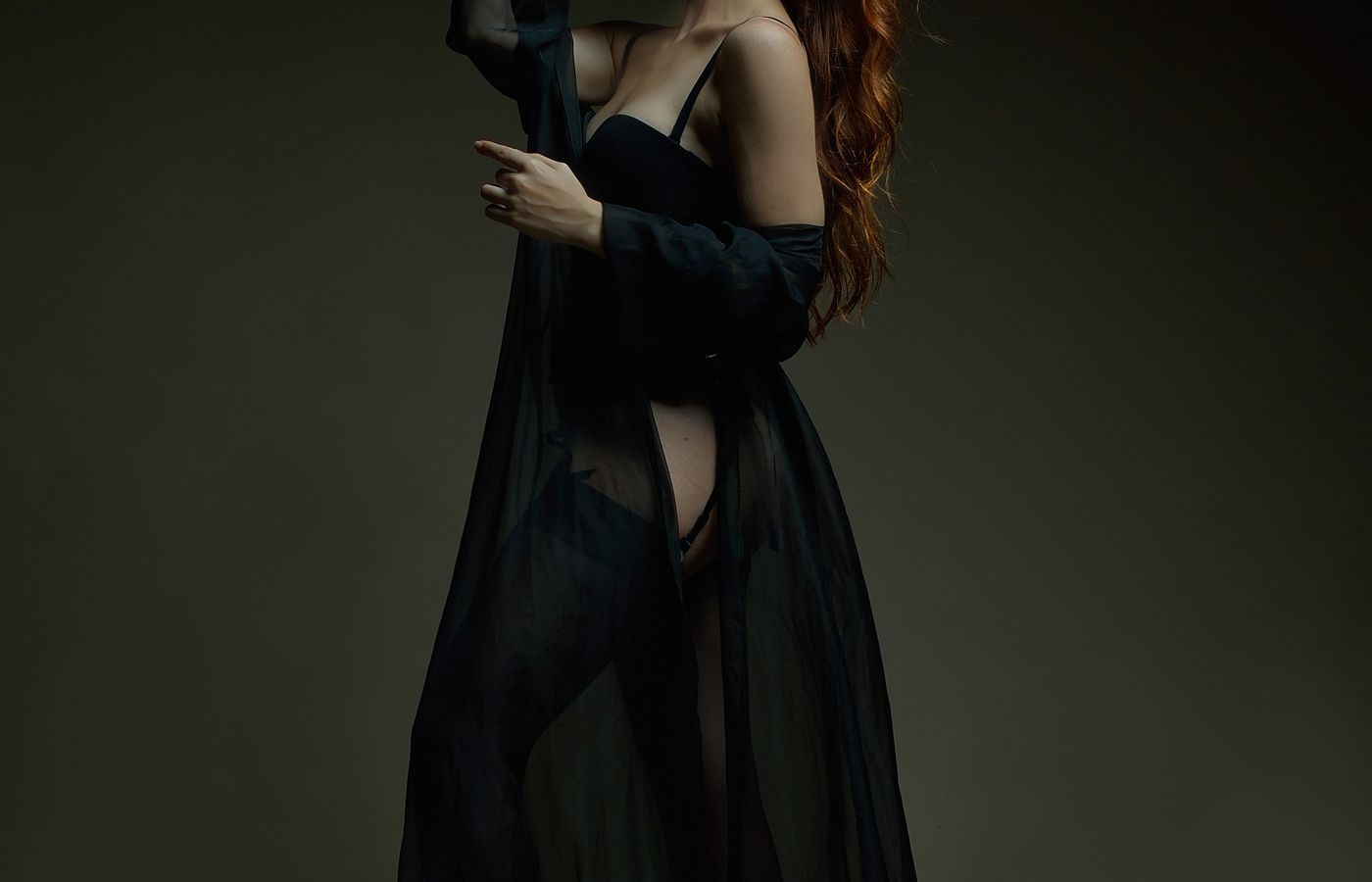 Μαύρο sheer φόρεμα σε αισθησιακή fashion editorial φωτογράφιση
