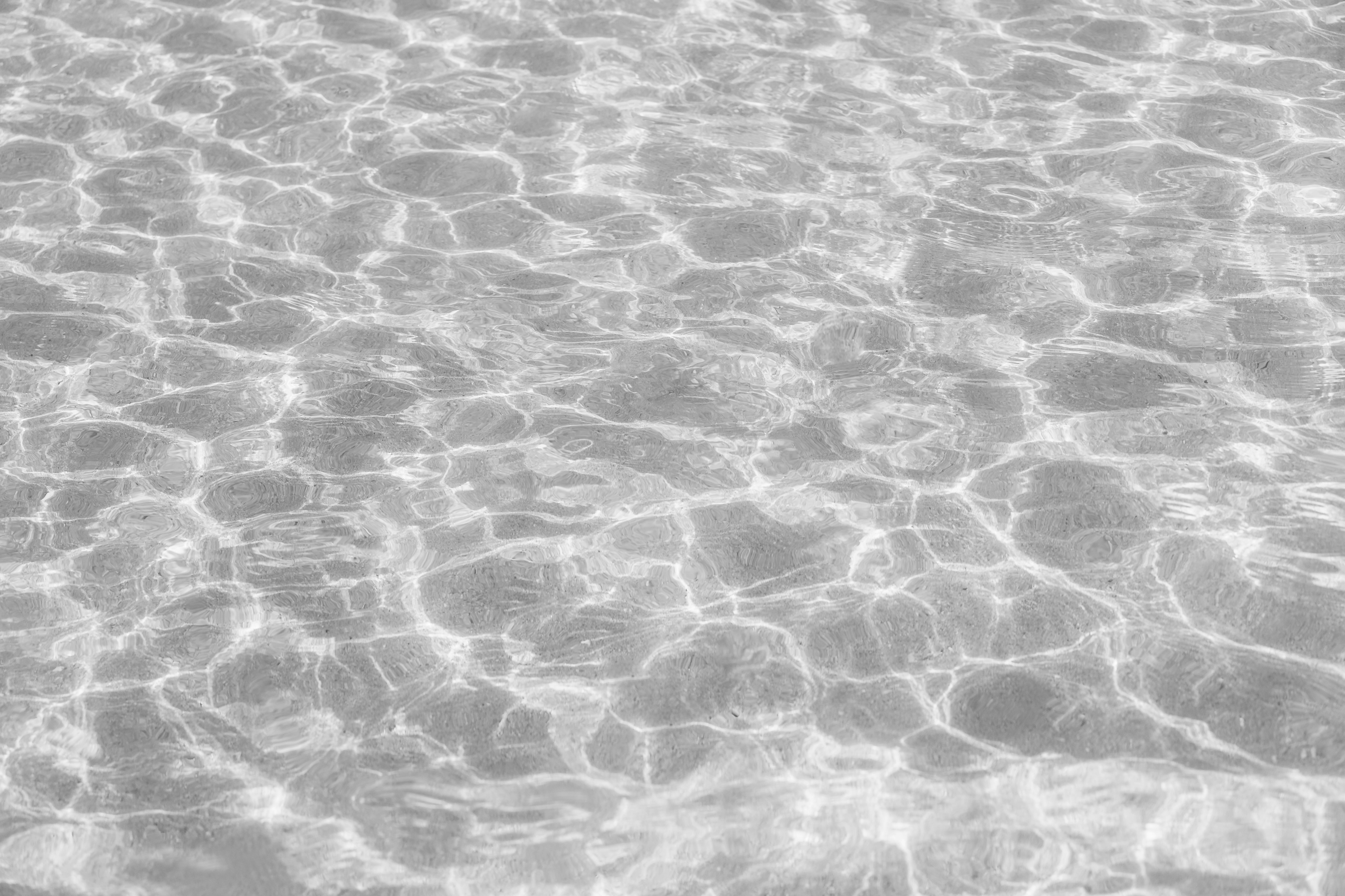 清澈水面的迷人景色，错综复杂的阳光图案营造出宁静的氛围