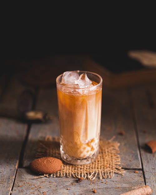 Kostenloses Stock Foto zu eiskaffee, eiswürfel, getränk