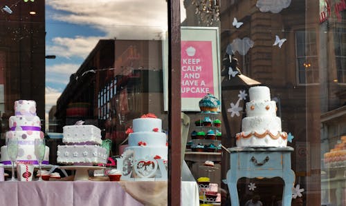 Kostenloses Stock Foto zu bäckerei, blauer himmel, cupcakes