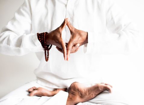 Near Death Experience a rozwój duchowy: 7 historii, które zmieniają perspektywę 4 A peaceful yoga practice focused on meditation and balance, captured in serene white tones.