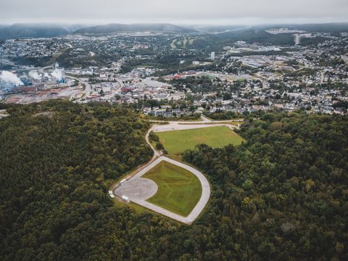 Free Explore this vibrant aerial shot capturing lush forests and urban sprawl meeting harmoniously. Stock Photo