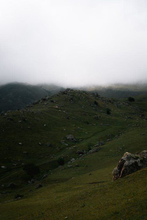 Imagine de stoc gratuită din acoperit de nori, ceață, dealuri