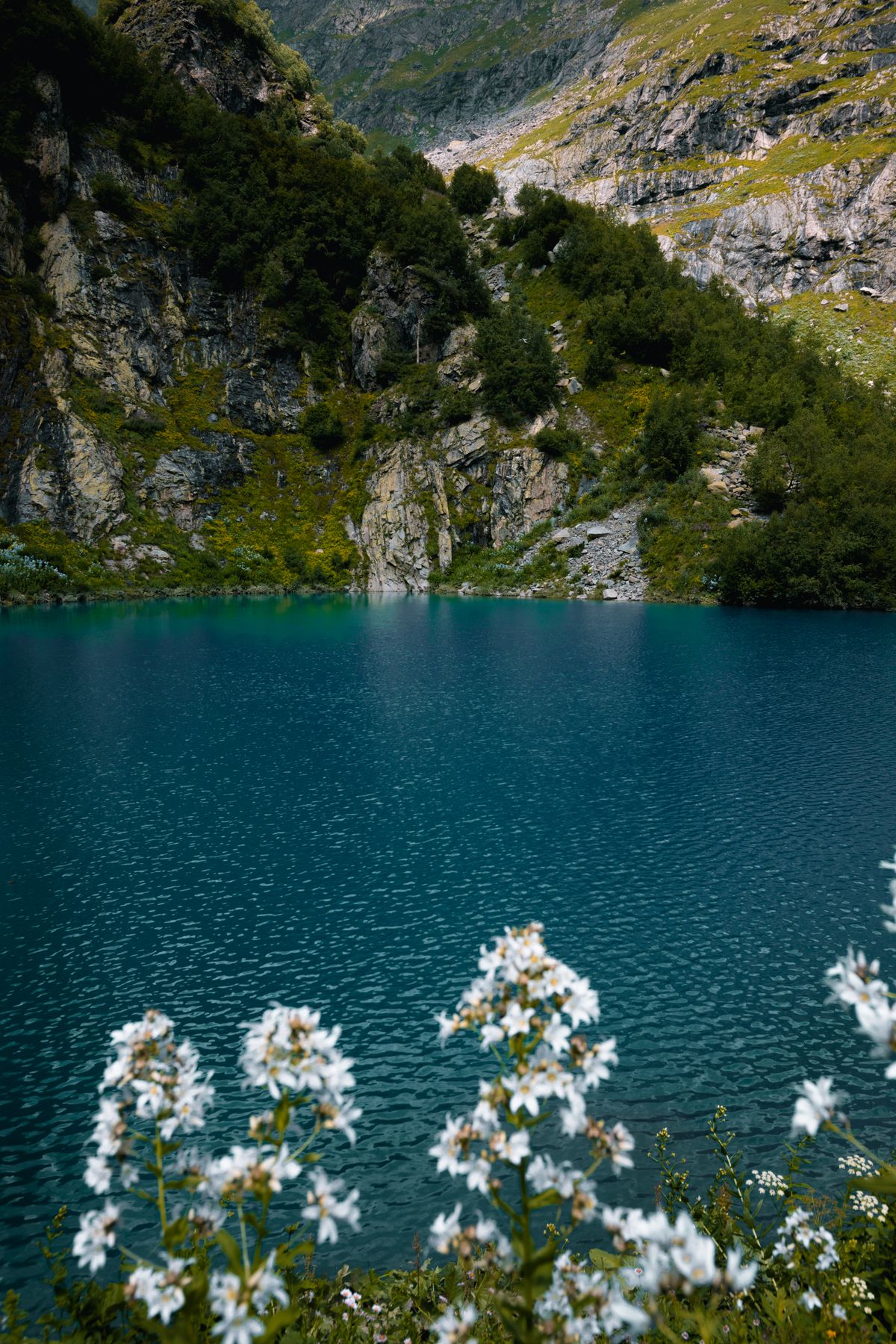 Lac paisible au cœur des montagnes, image d’illustration