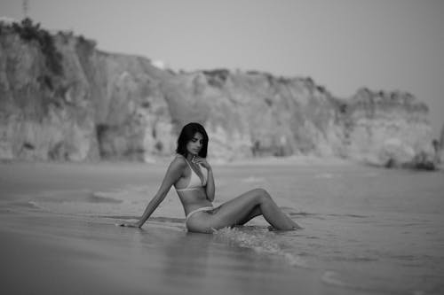 Foto stok gratis bikini, duduk, grayscale