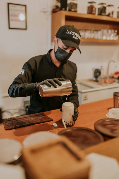 Foto profissional grátis de balcão, barista, chã com leite