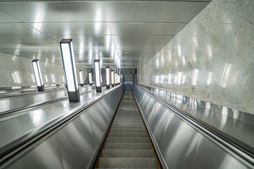 Foto profissional grátis de arquitetura contemporânea, escada rolante, escadas rolantes