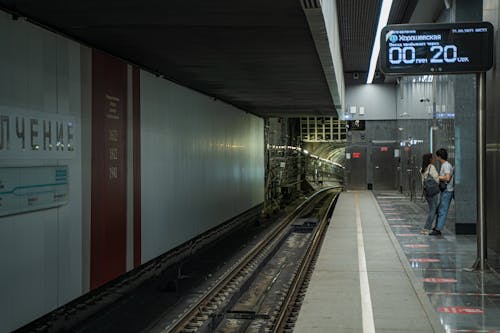 Безкоштовне стокове фото на тему «жінка, Залізничний вокзал, людина»
