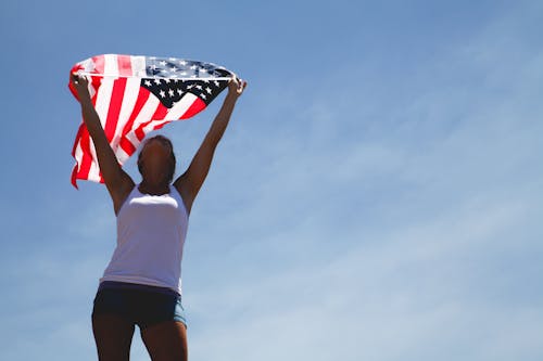 Gratis Mujer Sosteniendo Nuestra Bandera Durante El Día Foto de stock