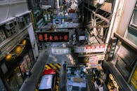 香港街头市场繁忙而充满活力，色彩缤纷的标牌和热闹的活动构成了一幅生动的景象