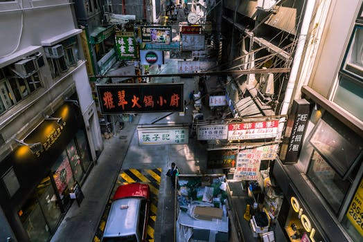 香港街头市场繁忙而充满活力，色彩缤纷的标牌和热闹的活动构成了一幅生动的景象