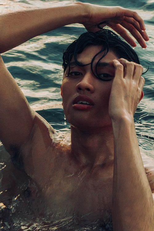 Free Close-up of a young man in water, emotional and artistic expression. Stock Photo