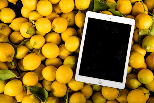 Ipad在檸檬堆上的照片