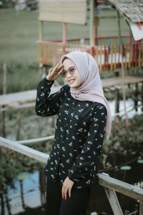 Gratis lagerfoto af asiatisk, briller, hijab