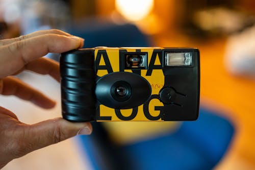 analog kamera, arka plan bulanık, el içeren Ücretsiz stok fotoğraf