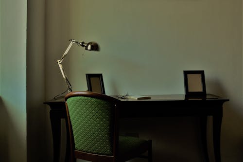 Kostenlos Kostenloses Stock Foto zu schreibtischlampe, stuhl, tisch Stock-Foto
