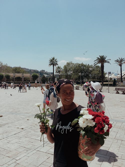 Δωρεάν στοκ φωτογραφιών με ανθισμένο τριαντάφυλλο, εργαζομενη γυναικα, καλάθι με λουλούδια
