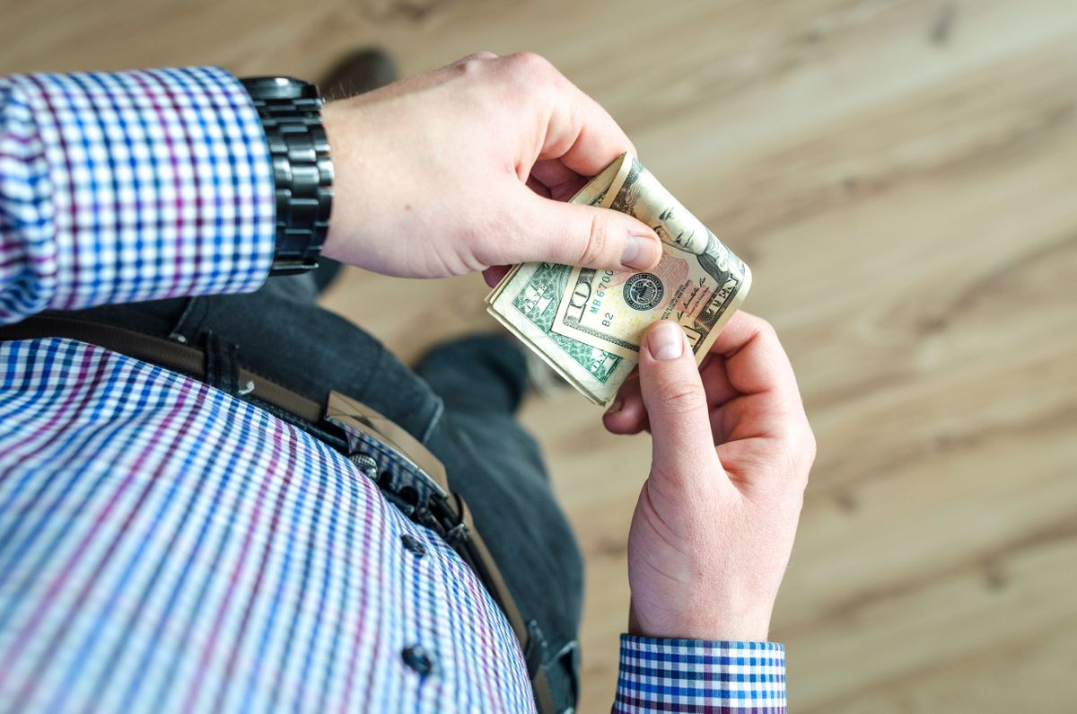 Wells Fargo Active Cash vs Citi Double Cash - person holding US dollar bills