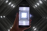 智能手机捕捉到建筑内部对称照明的画面，凸显了现代技术