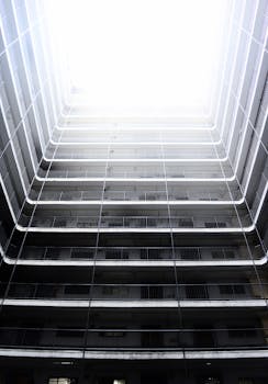 从下往上的视角展示了一栋位于九楼的现代极简主义高层建筑