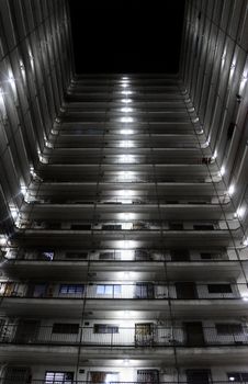香港九龙一栋现代化高层建筑的夜间垂直视图
