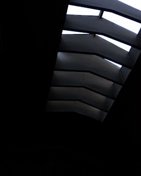 建筑天窗的抽象视图迷人，几何图案投射出微妙的光线