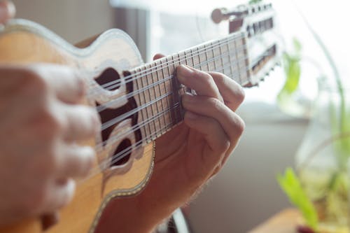 Kostnadsfri bild av akustisk gitarr, fönsterlampa, gitarr