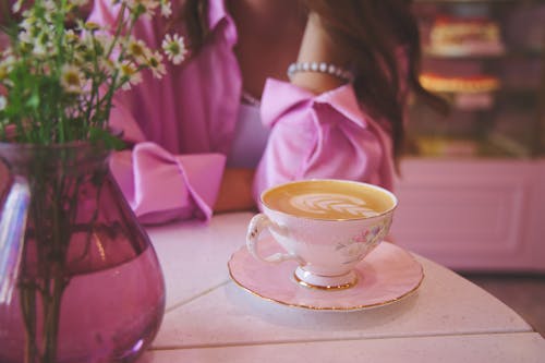 Gratis stockfoto met bloemen in vaas, koffie, koffie kunst