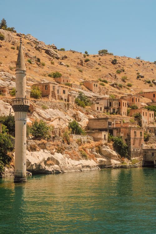Free Picturesque view of Halfeti, Şanlıurfa, Türkiye featuring a submerged minaret and hillside village. Stock Photo