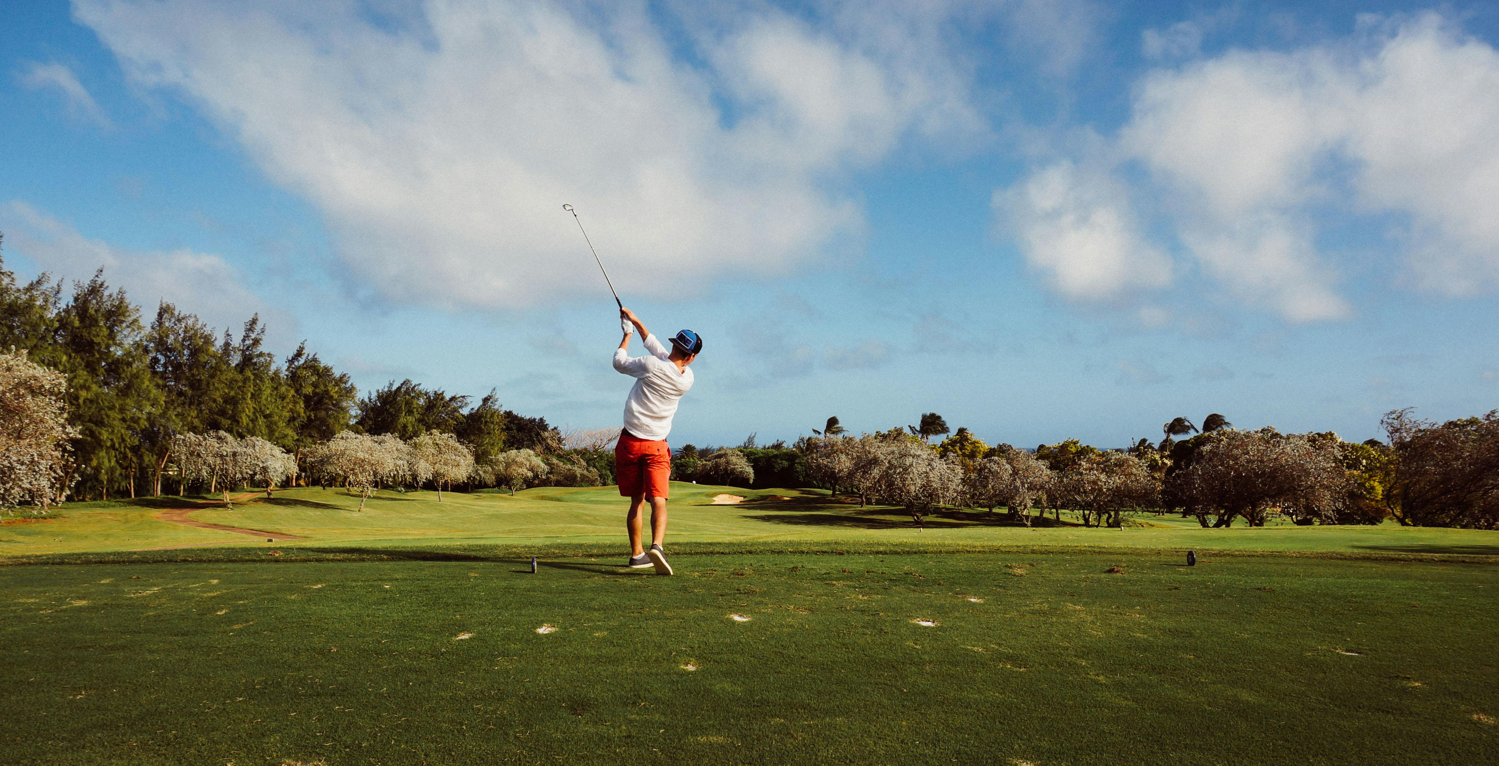 Young man playing golf. | Photo: Pexels