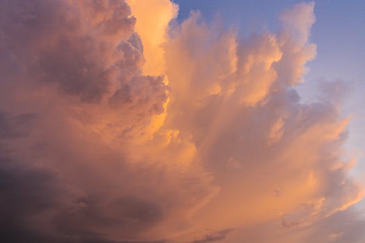 Captivating sky with dramatic clouds at sunset, showcasing soft pastel hues.