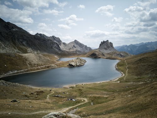 Immagine gratuita di colline, corpo d'acqua, cuneo