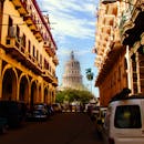 哈瓦那的街道风景如画，停满了老爷车，还能欣赏到卡皮托里奥的景色