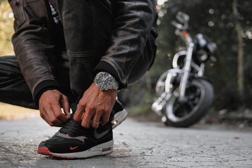 бесплатная Бесплатное стоковое фото с nike, завязывать обувь, мотоциклист Стоковое фото