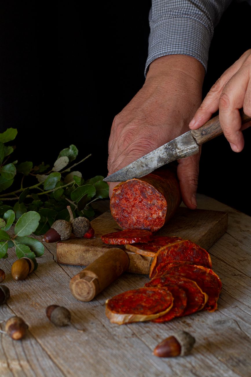 ADICA bringt Brot mit Chorizo zur Noite Branca in Braga mit, um den Bau eines neuen Pflegeheims zu unterstützen