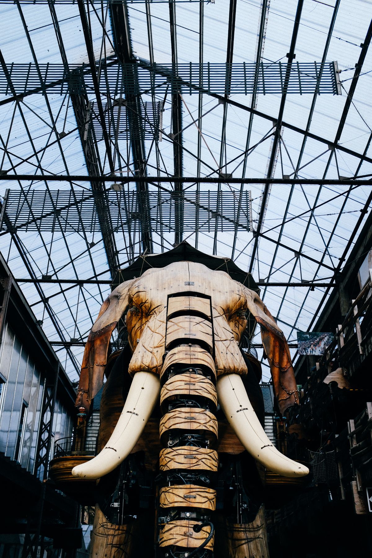 Éléphant mécanique géant exposé dans un hall industriel
