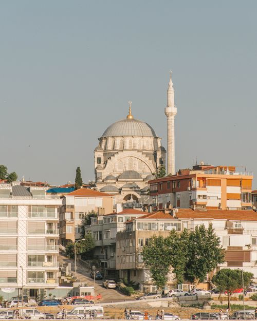 Free A majestic mosque amidst urban buildings in Istanbul, showcasing the blend of tradition and modernity. Stock Photo