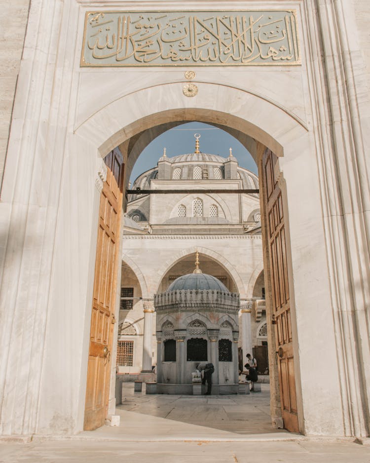 The Gateway Entrance To Yeni Valide Mosque