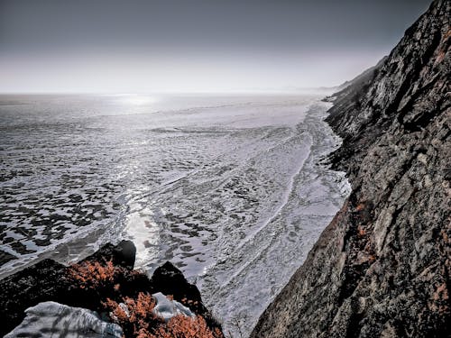 Ondas Do Mar Na Formação Rochosa Cinza