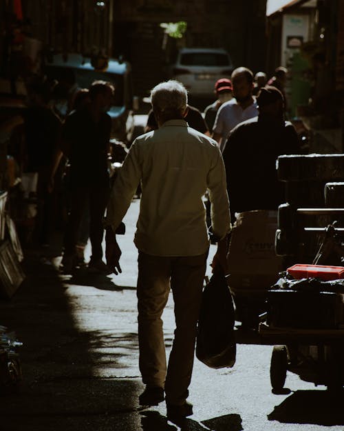 Foto profissional grátis de alforje, andando, cheio