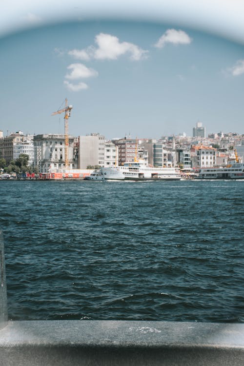 Foto profissional grátis de à beira-mar, barcos, cidade