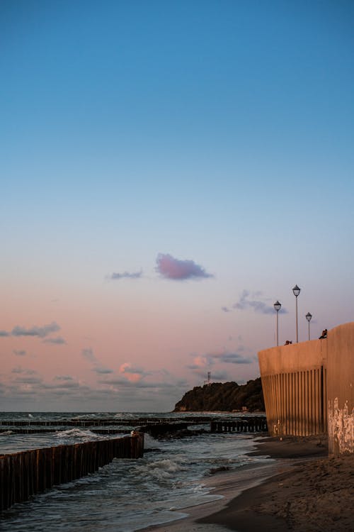 Foto profissional grátis de água, beira-mar, cair da noite