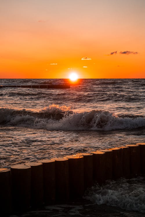 Foto d'estoc gratuïta de capvespre, mar, onades