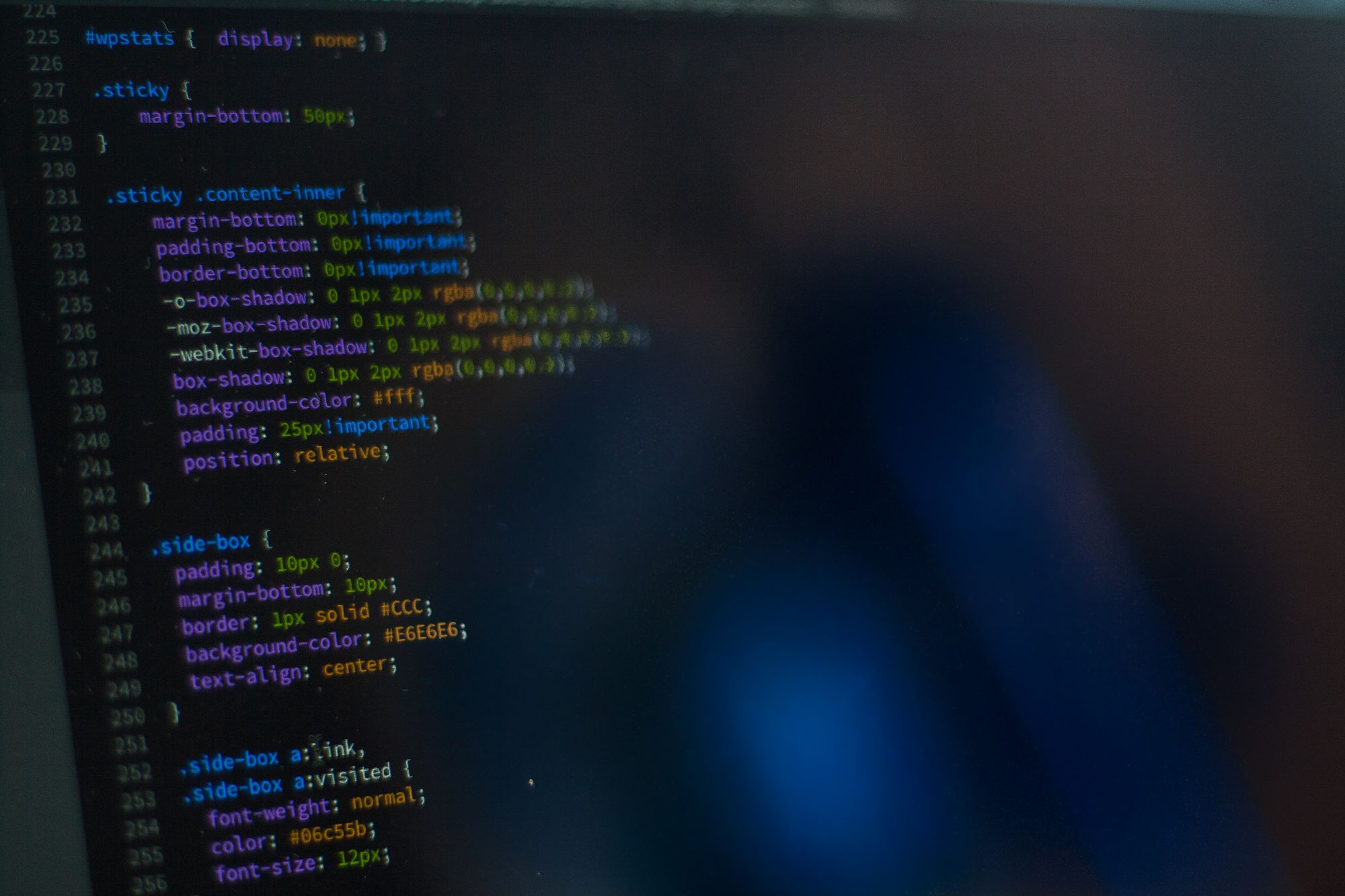Persona trabajando en una laptop con líneas de código y elementos visuales de inteligencia artificial en la pantalla