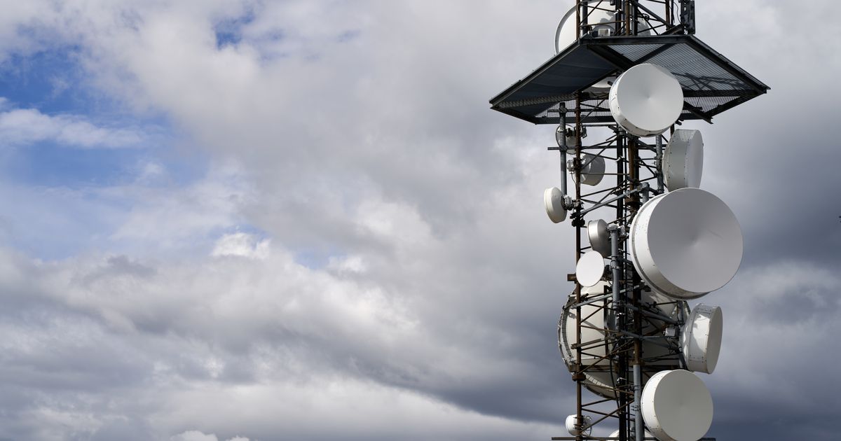 Antenas de transmissão de telecomunicações contra o céu azul
