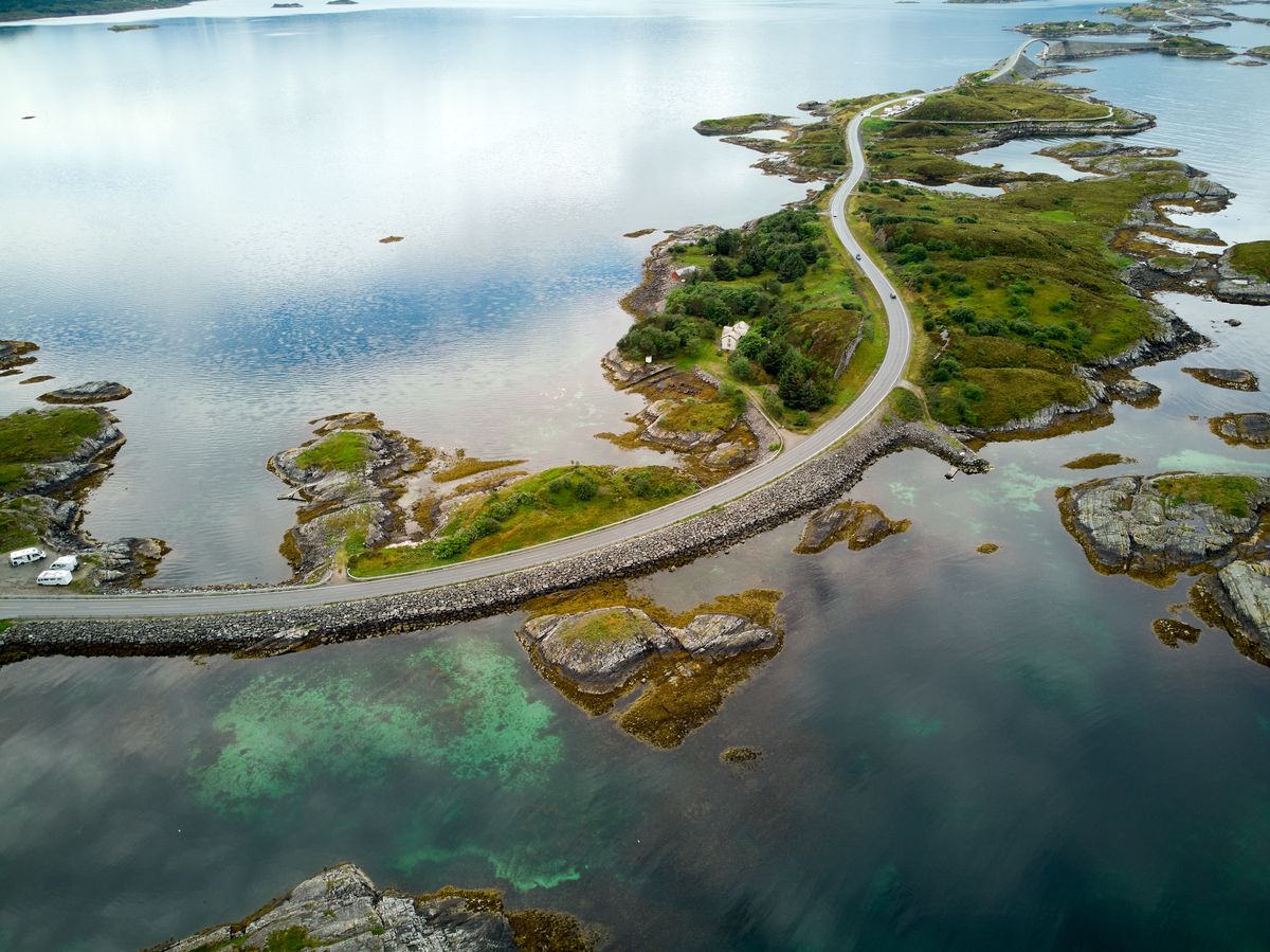 Drumul Atlantic Ocean Road din Norvegia, șerpuind pe poduri între insulițe stâncoase
