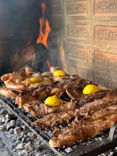 Fotomural Saboroso asado argentino con carne y rodajas de limón asándose al fuego en Mendoza.