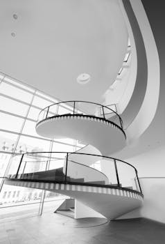 黑白照片中，螺旋楼梯在现代主义建筑环境中显得格外醒目