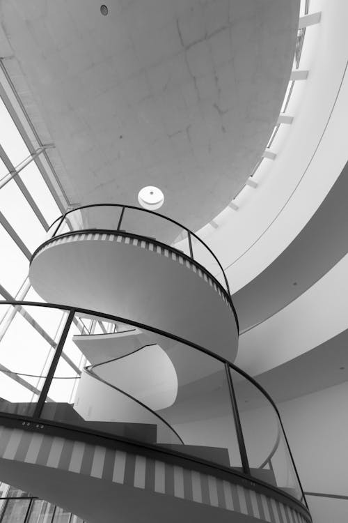 免费 白色和黑色螺旋楼梯 素材图片